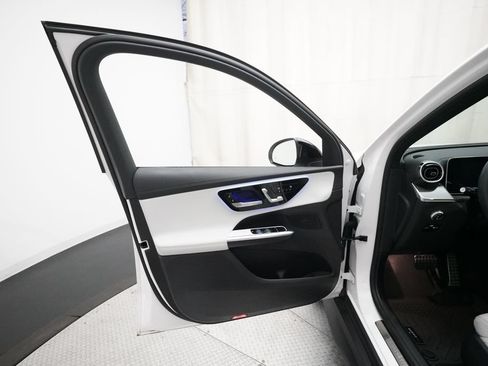 Used 2025 Mercedes-Benz GLC 300 4MATIC image 28