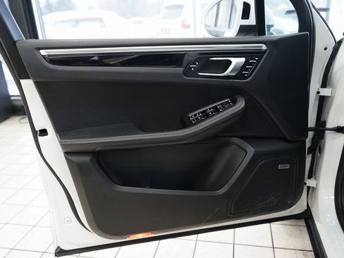 Used 2018 Porsche Macan image 25