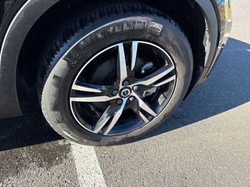 Used 2023 Volvo XC40 B5 Core image 9