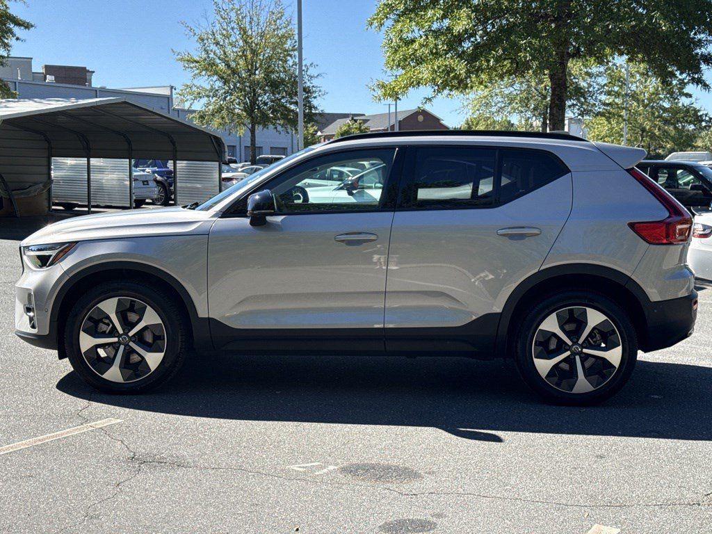 Used 2025 Volvo XC40 B5 Plus AWD/4WD image 4