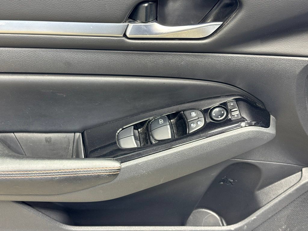 Used 2024 Nissan Altima 2.5 SR FWD image 8