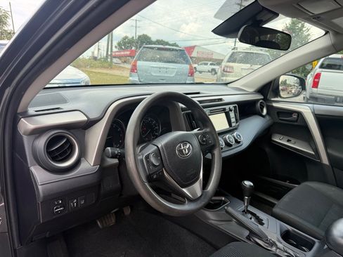 Used 2018 Toyota RAV4 LE FWD image 10