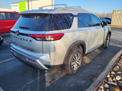 Used 2025 Nissan Pathfinder SL w/ Black Appearance Package image 4