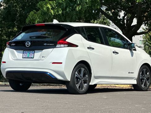 Used 2018 Nissan Leaf SV w/ SV Technology Package FWD image 2