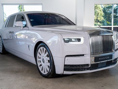 Used 2022 Rolls-Royce Phantom Sedan image 4