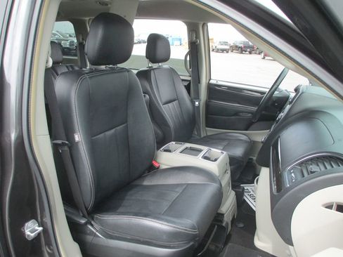 Used 2016 Chrysler Town & Country Touring image 23