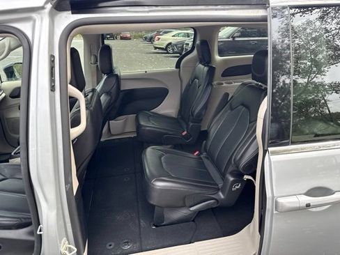 Used 2024 Chrysler Pacifica Touring-L FWD image 19