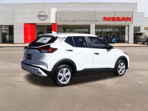 New 2025 Nissan Kicks Play S image 3