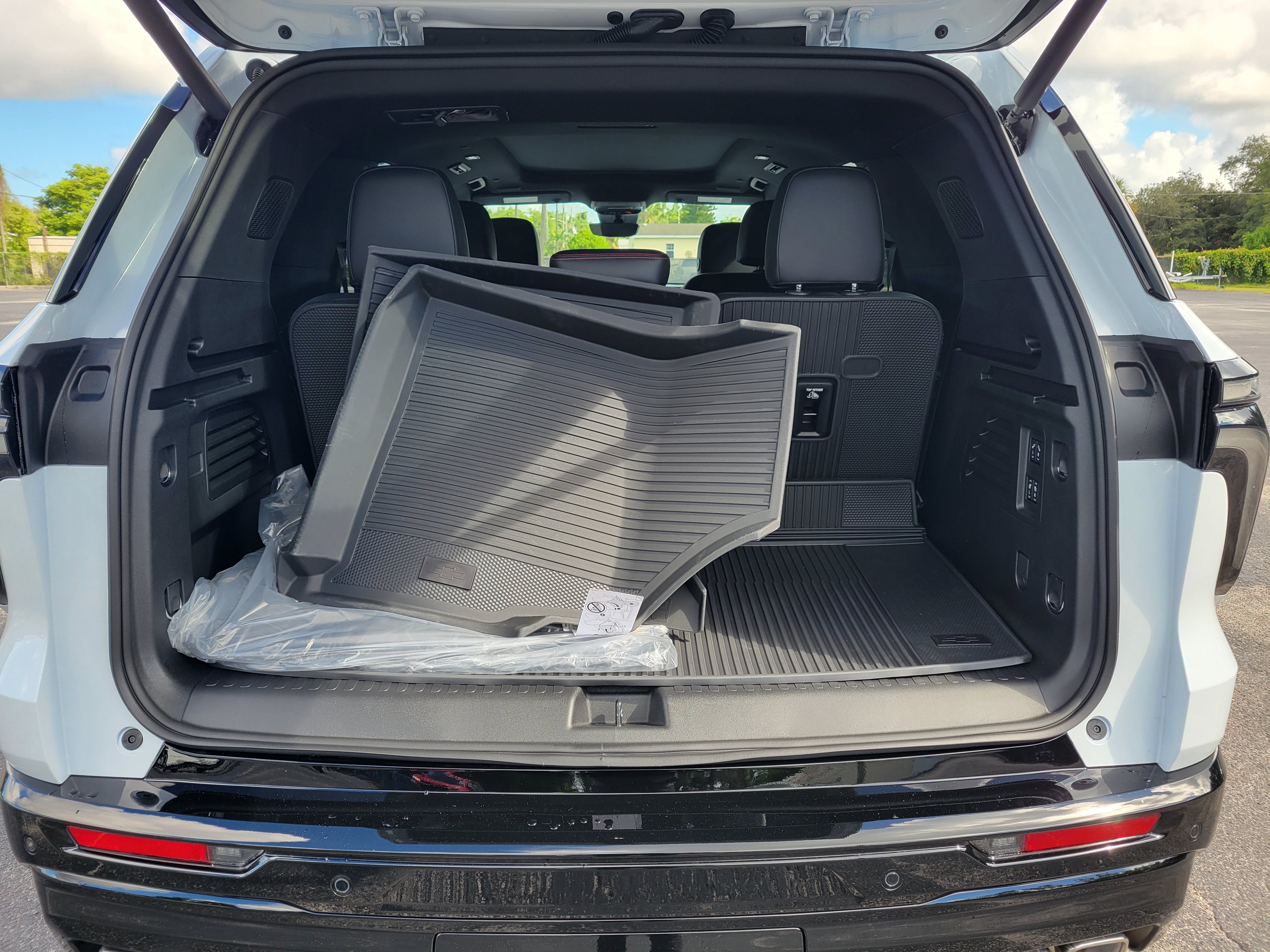 New 2027 Chevrolet Traverse RS w/ LPO, Floor Liner Package FWD image 7