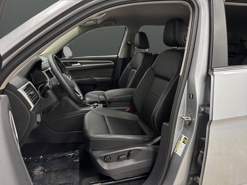 Used 2023 Volkswagen Atlas SE w/ Black Wheel Package image 4