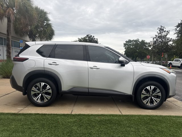 Used 2021 Nissan Rogue SV FWD image 2