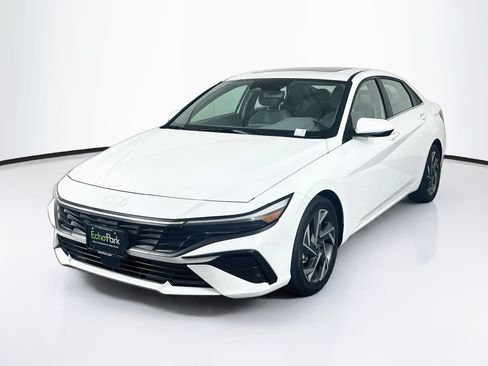 Used 2025 Hyundai Elantra SEL FWD image 3