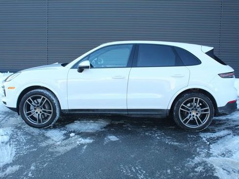 Certified 2023 Porsche Cayenne Platinum Edition image 2