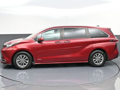 Used 2021 Toyota Sienna XLE image 4