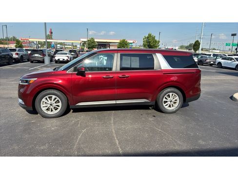 Used 2024 Kia Carnival LX FWD image 3