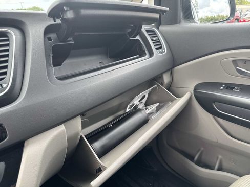Used 2016 Kia Sedona LX w/ LX Essentials Premium Package FWD image 27