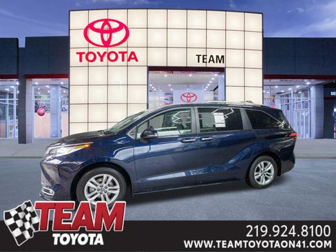 Used 2023 Toyota Sienna Limited image 1