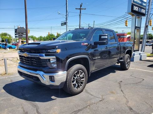 Used 2024 Chevrolet Silverado 2500 LT w/ Convenience Package AWD/4WD image 2