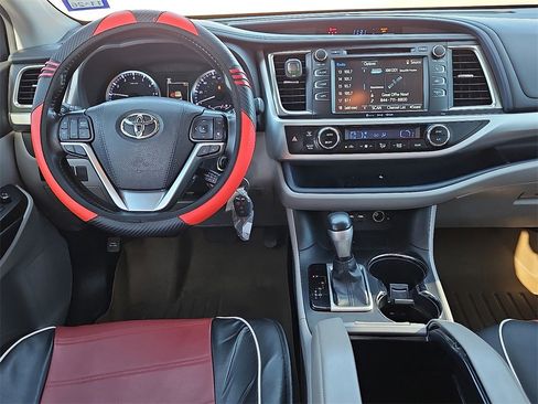 Used 2019 Toyota Highlander LE image 18