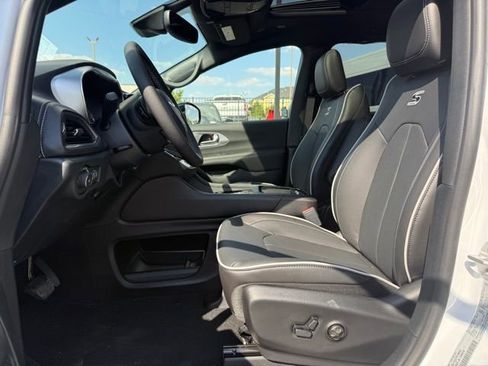 New 2026 Chrysler Pacifica Limited w/ S Appearance Package image 12