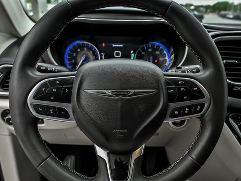 Used 2023 Chrysler Pacifica Touring-L FWD image 21