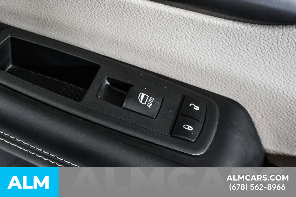 Used 2023 Chrysler Pacifica Touring-L FWD image 43