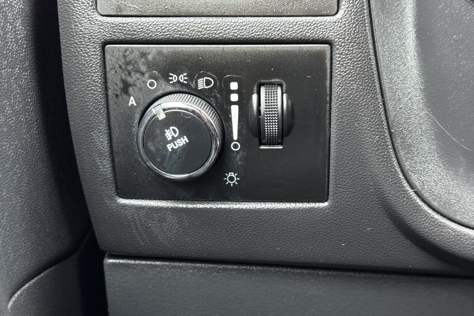 Used 2011 Dodge Challenger RWD image 39