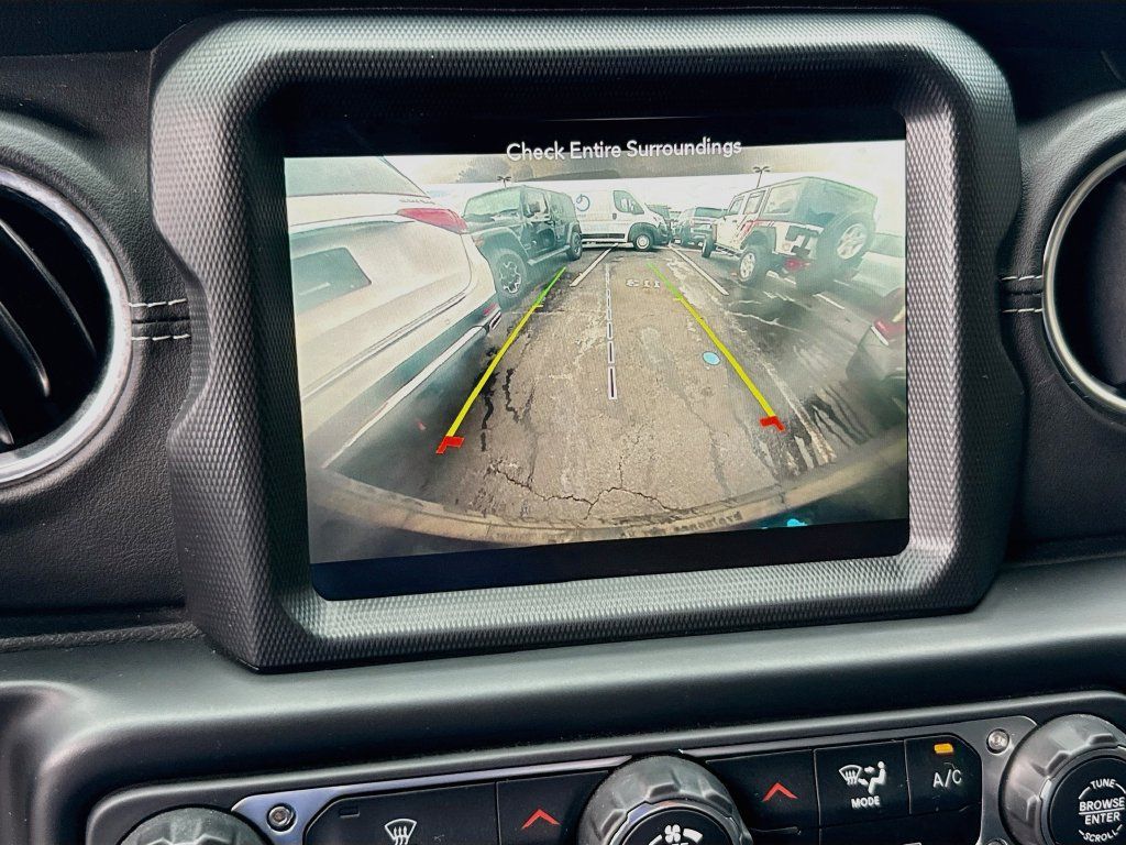 Used 2023 Jeep Wrangler Unlimited Sahara AWD/4WD image 15