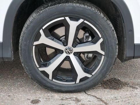 Used 2025 Volkswagen Tiguan SE image 9