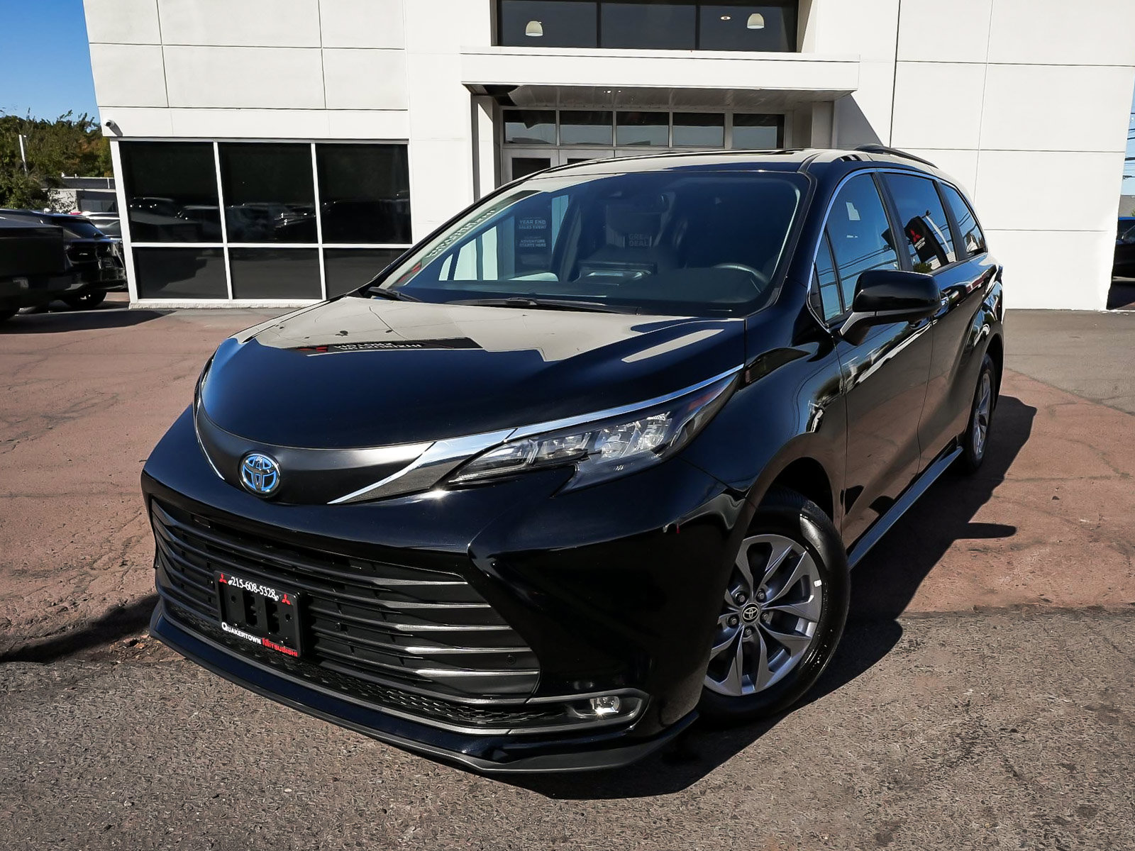 Used 2025 Toyota Sienna XLE FWD image 8
