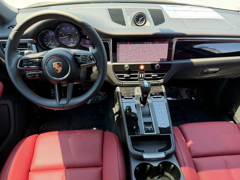 Used 2026 Porsche Macan AWD/4WD image 21