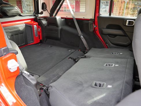 Used 2020 Jeep Wrangler Unlimited Sahara w/ Uconnect 4C Nav & Sound Group image 27