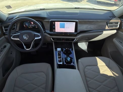 Used 2024 Volkswagen Atlas SE w/ Panoramic Sunroof Package FWD image 15