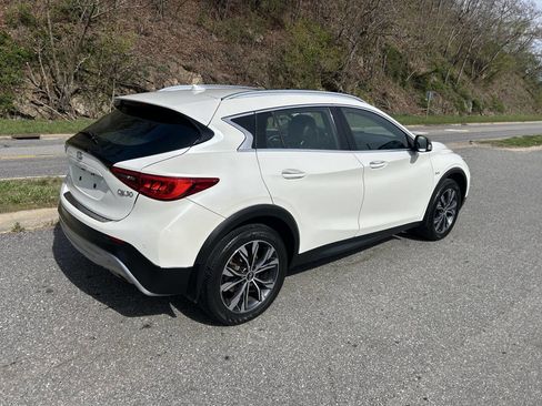 Used 2017 INFINITI QX30 Premium w/ Navigation Package image 7