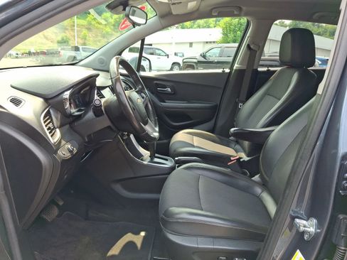 Used 2022 Chevrolet Trax LT w/ LT Convenience Package AWD/4WD image 13