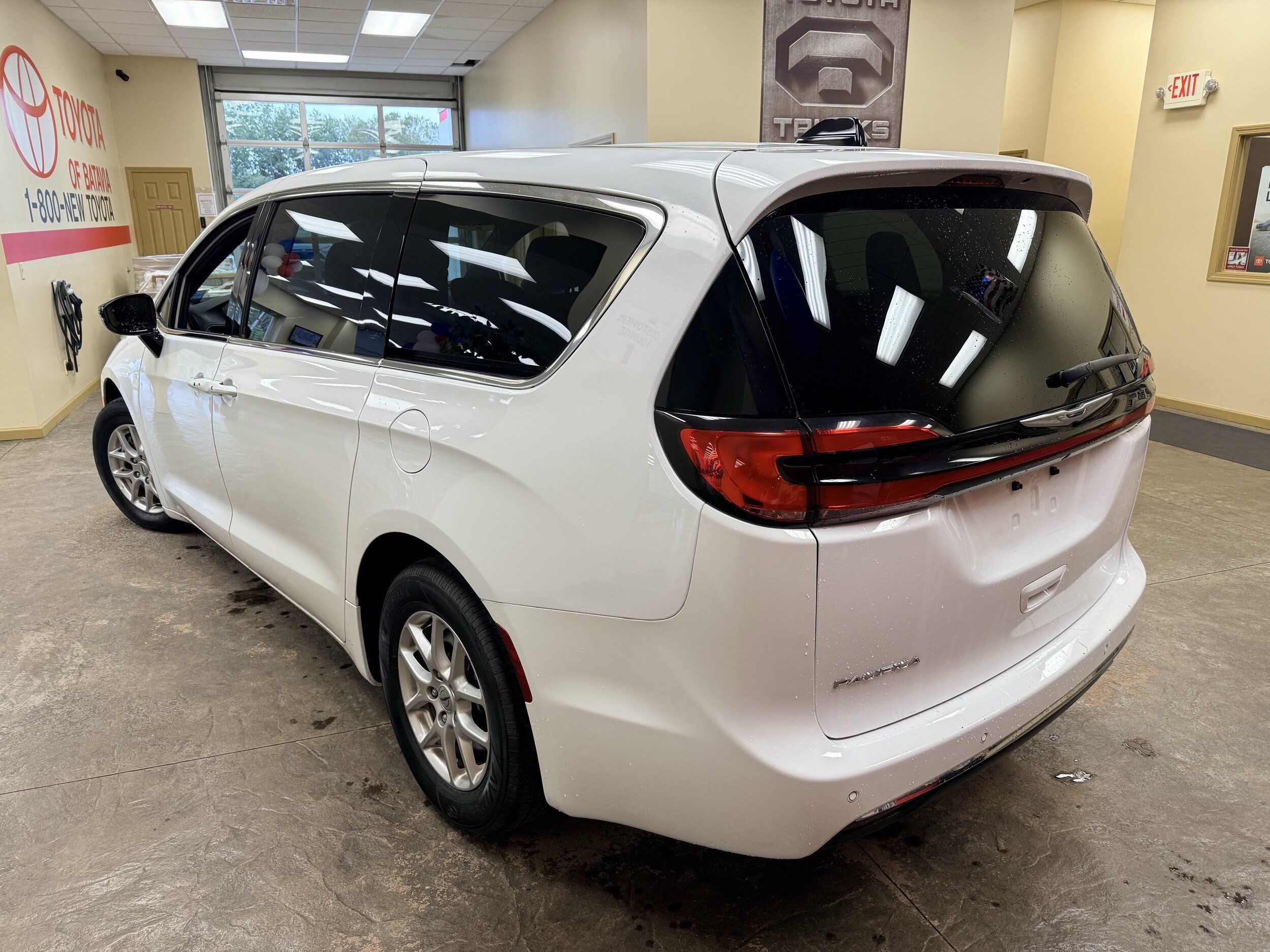 Used 2025 Chrysler Pacifica Select FWD image 11