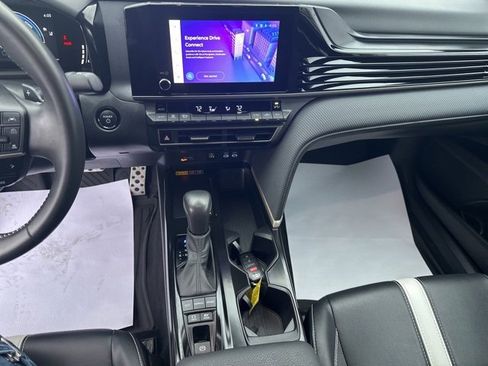 Used 2025 Toyota Camry SE image 9