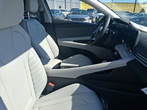 New 2025 Hyundai Elantra Limited image 11
