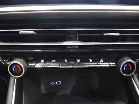 Used 2024 Chevrolet Traverse LT AWD/4WD image 27