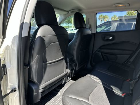 Used 2018 Jeep Compass Latitude FWD image 18