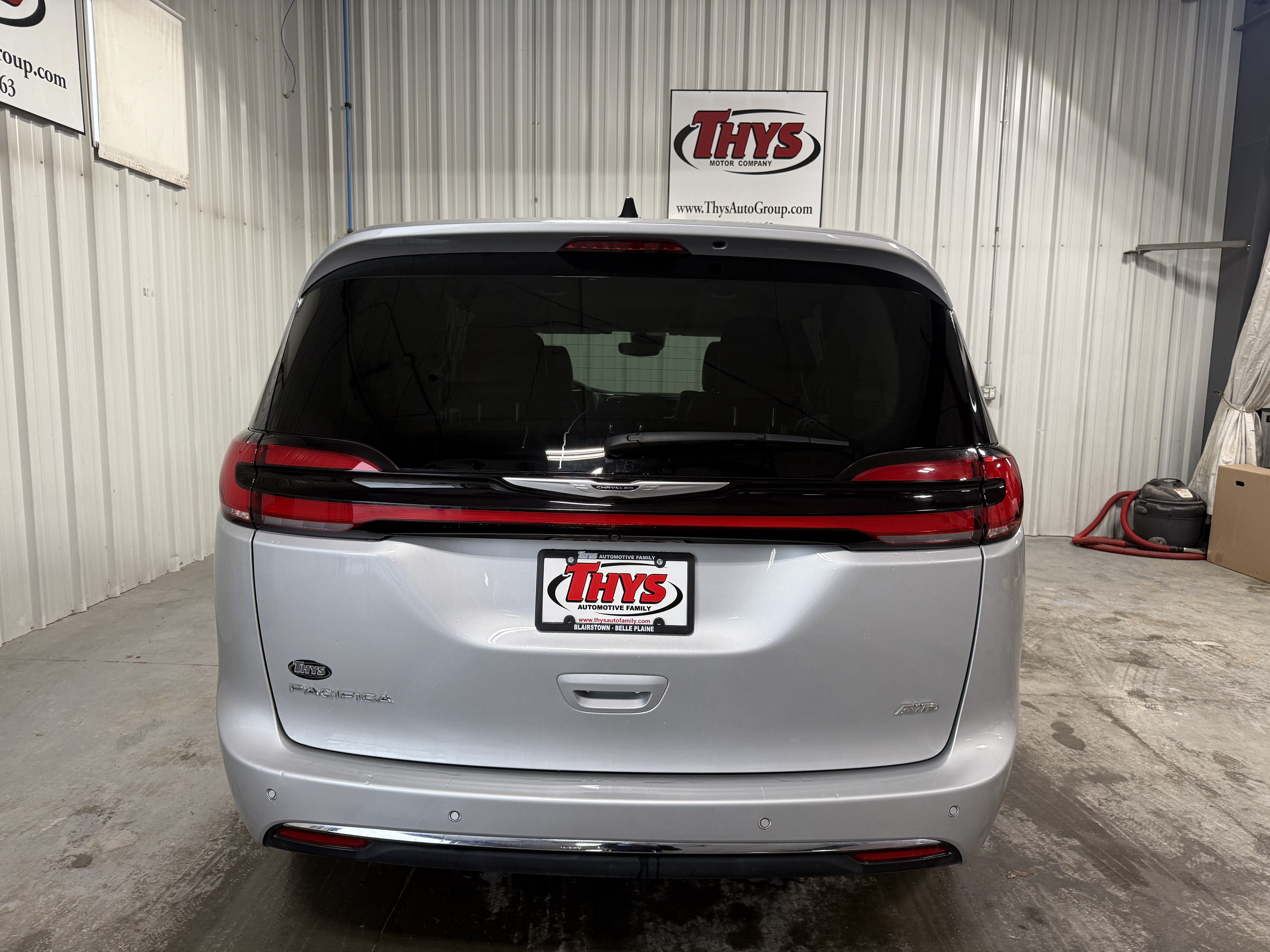 Used 2024 Chrysler Pacifica Touring-L w/ Uconnect Theater Family Group AWD/4WD image 4