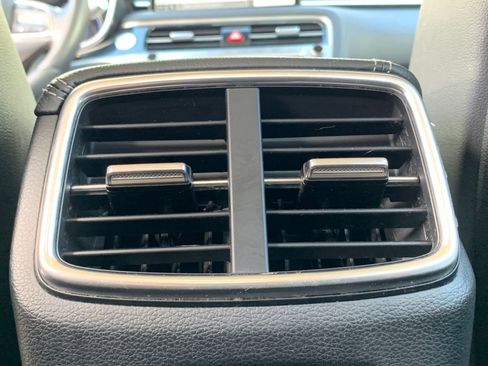 Used 2025 Genesis G70 2.5T image 24