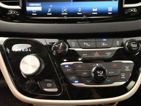 Used 2024 Chrysler Pacifica Touring-L FWD image 26