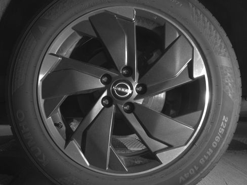 Used 2025 Nissan Rogue SV image 14