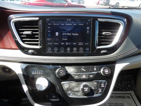 Used 2020 Chrysler Pacifica Limited FWD image 18