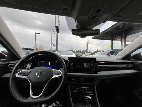 Used 2025 Volkswagen Jetta SE image 34