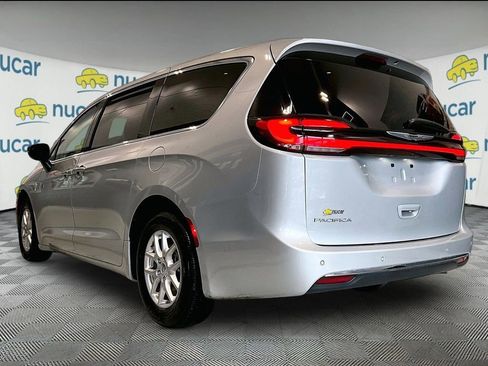 Used 2024 Chrysler Pacifica Touring-L image 4