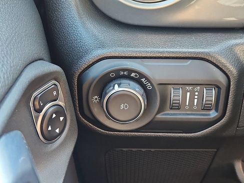 Used 2022 Jeep Wrangler Unlimited Sahara w/ Cold Weather Group AWD/4WD image 27