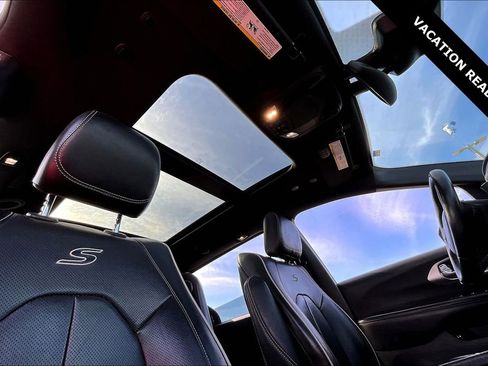 Used 2022 Chrysler Pacifica Limited w/ Uconnect Theater Family Group image 26