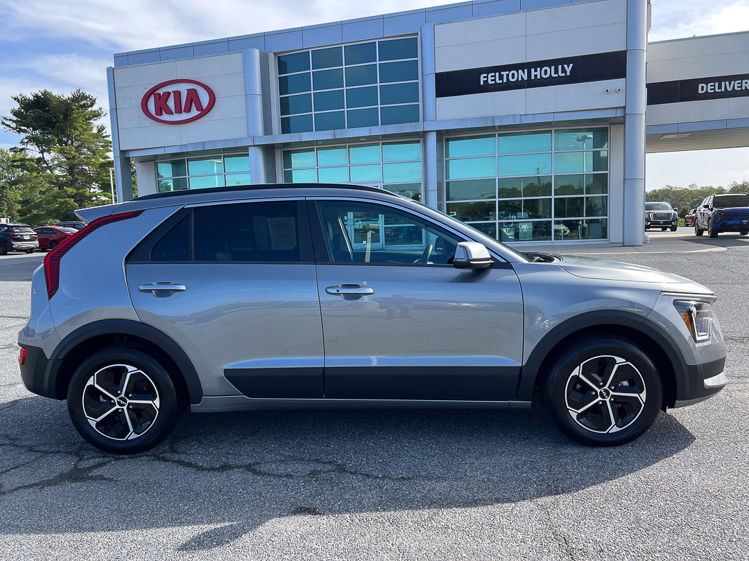 Used 2025 Kia Niro EX FWD image 9